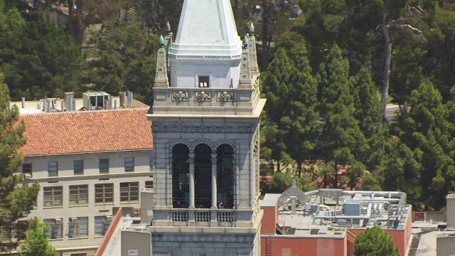 Sather Tower, University of California / Berkeley, California, United States的MS AERIAL POV视图视频素材