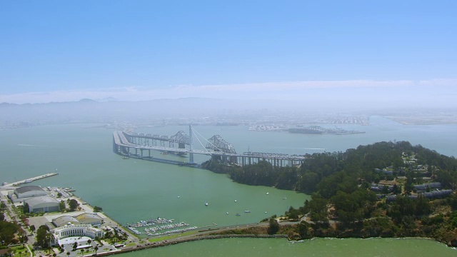 美国加州旧金山，芳草地岛，旧金山-奥克兰海湾大桥的WS AERIAL POV视图视频素材