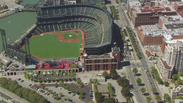 WS ZI AERIAL POV AT&T公园和钟塔与市中心摩天大楼，城市/旧金山，美国加州视频素材