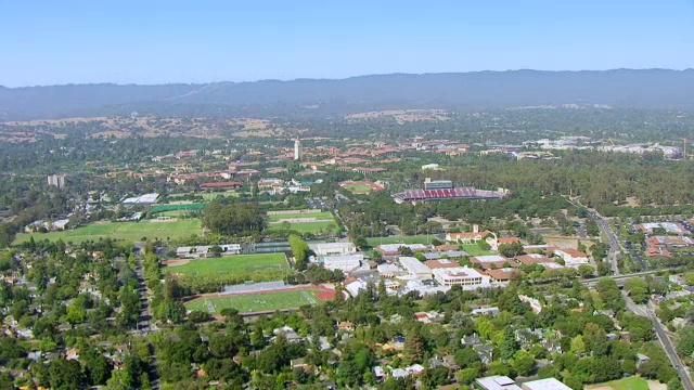 WS AERIAL POV斯坦福大学校园区域，城市景观，背景山/美国加州斯坦福视频素材