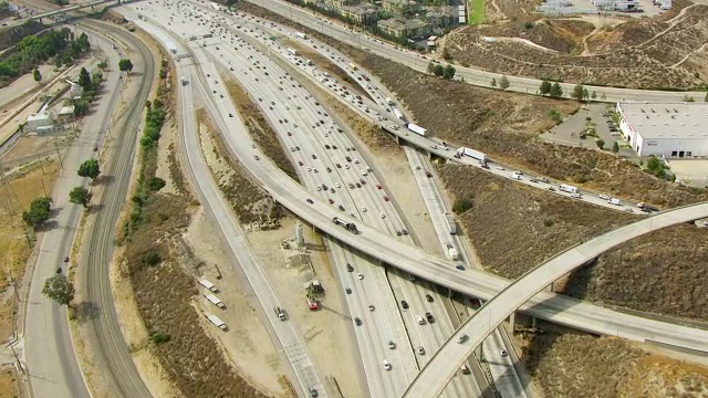 WS ZI AERIAL POV道路交汇处和交通视图/洛杉矶，加利福尼亚州，美国视频素材