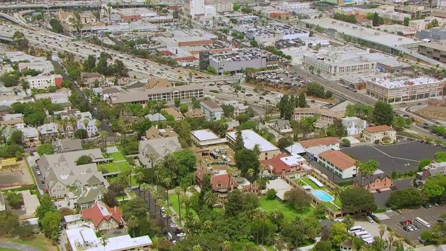 WS ZO AERIAL POV Doheny Mansion的背景为洛杉矶市中心/美国加州洛杉矶视频素材