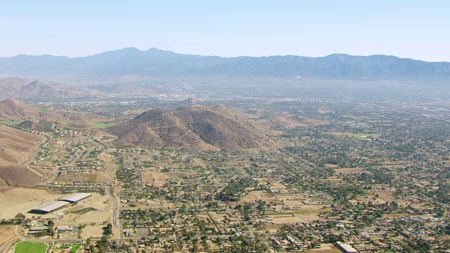 WS AERIAL POV干燥和沙质住宅小区，中部丘陵和远处的圣安娜山/美国加利福尼亚州诺可视频素材