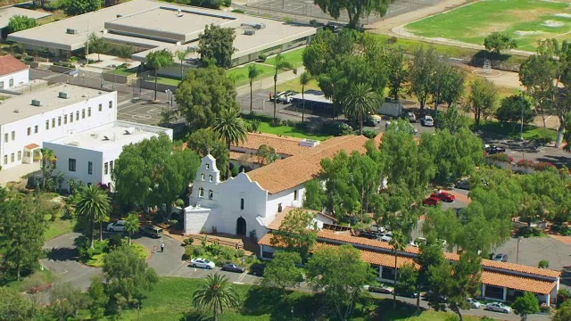 WS ZO AERIAL POV Mission Basilica San Diego de Alcala /圣地亚哥，加州，美国视频素材