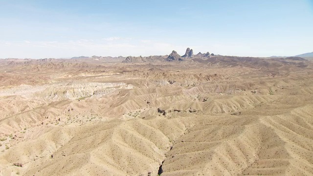 WS AERIAL POV沙地岩石丘陵与峡谷和干涸的河床接近Picacho峰/美国加利福尼亚视频素材