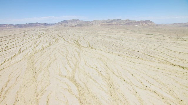 WS AERIAL POV视图的沙漠山谷和干河床与山脉的背景/加利福尼亚，美国视频素材