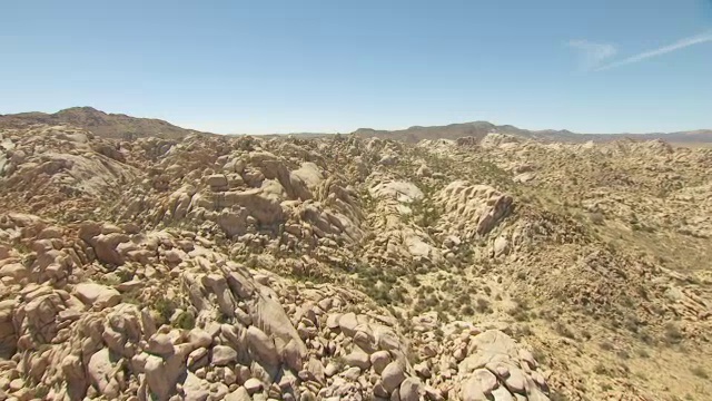 WS AERIAL POV低空飞行，在岩石山和大卵石的背景/美国加州视频素材