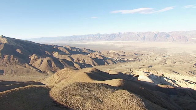 WS AERIAL POV死亡谷起伏的山麓和干涸的河床，背景是山脉/美国加利福尼亚州视频素材