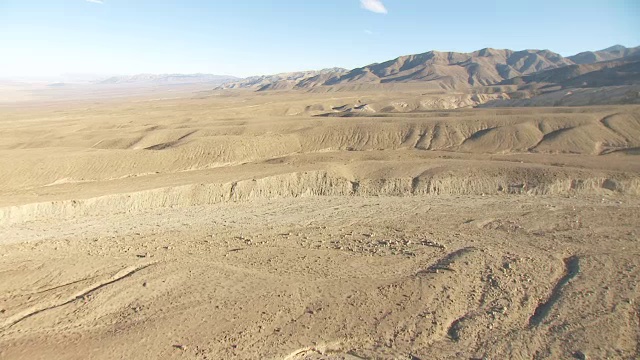 WS AERIAL POV死亡谷起伏的山麓和干涸的河床，背景是山脉/美国加利福尼亚州视频素材