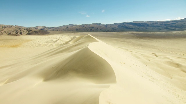 WS AERIAL POV尤里卡山谷与大沙丘丘陵和沙漠山谷的背景/加州，美国视频素材