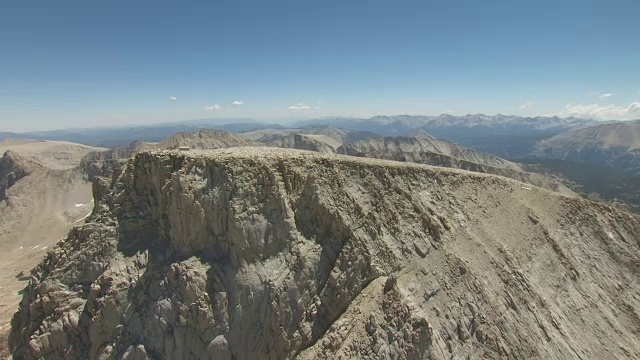 WS AERIAL POV惠特尼峰与内华达山脉山峰的背景/加利福尼亚州，美国视频素材