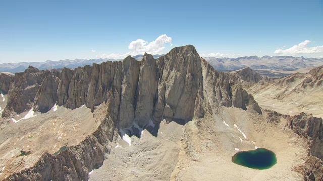 WS AERIAL POV惠特尼山被锯齿状的山脊线和高山湖泊包围，背景是内华达山脉/美国加利福尼亚视频素材