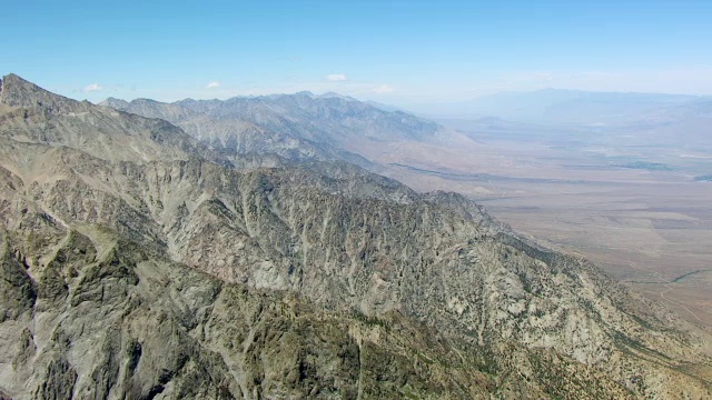 WS AERIAL POV视图欧文斯谷和因约山与内华达山脉山脊线和山峰/加利福尼亚州，美国视频素材