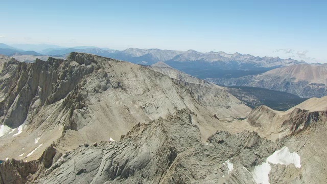 锯齿山峰和惠特尼山周围的高山湖泊与内华达山脉和松树林的背景/美国加州的WS AERIAL POV视图视频素材