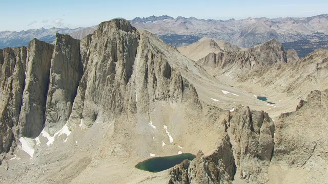 WS AERIAL POV惠特尼山和高山湖与内华达山脉山峰的背景/加州，美国视频素材