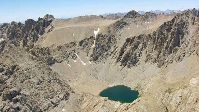 WS AERIAL POV锯齿状的山峰和山脊线与高山湖泊/加利福尼亚，美国视频素材