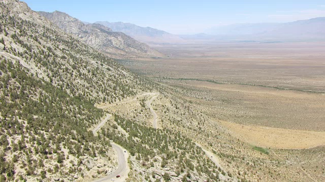 美国加州，内华达山脉的WS AERIAL POV Whitney Portal路，距离欧文斯谷视频素材