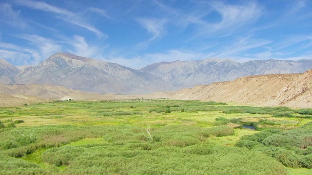 WS AERIAL POV宽峡谷切割欧文斯河蜿蜒穿过沙漠山谷与锯齿状的内华达山脉在背景/美国加州视频素材