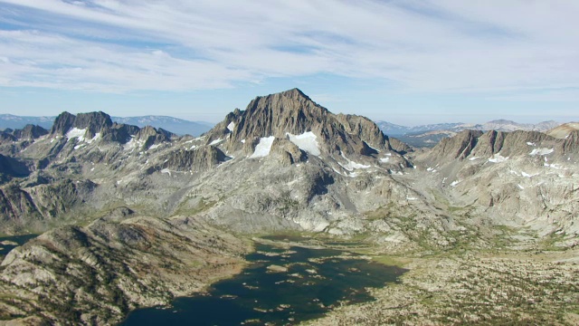 锯齿状的岩石山脉，包括里特山和旗帜峰与美国和岛湖约塞米蒂国家公园/美国加州视频素材