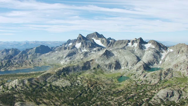 锯齿山的山峰包括里特山、旗帜峰和戴维斯山，美国和岛屿湖和小型高山湖泊约塞米蒂国家公园/加利福尼亚州视频素材