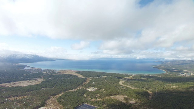 WS AERIAL POV郁郁葱葱的太浩湖北部内华达山脉/南太浩湖，美国加利福尼亚州视频素材