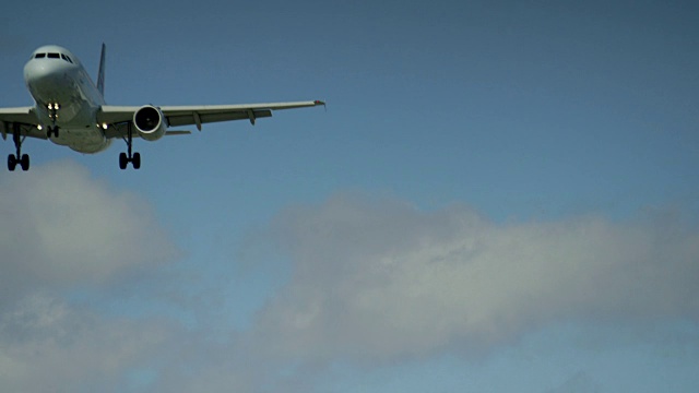 喷气式飞机在CAM上空飞行视频素材