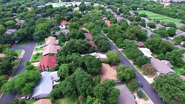 鸟瞰图:飞越奥斯汀当地的德克萨斯州住宅综合体，有自然树木和德克萨斯州山丘乡村的感觉视频素材