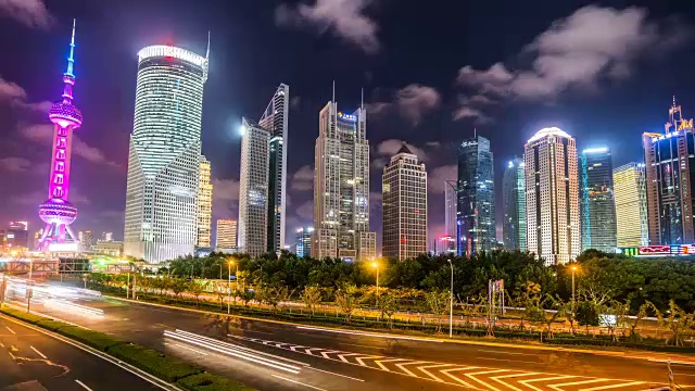 时间流逝，上海从白天到夜晚的过渡视频素材