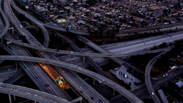 傍晚时分高速公路立交鸟瞰图，RED R3D 4K视频素材