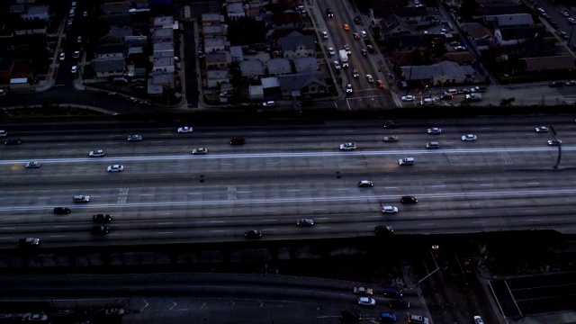 高速公路早期夜间交通的TS鸟瞰图，RED R3D 4K视频素材