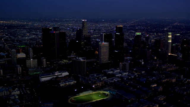 洛杉矶市区(DTLA)南部和东部的夜间鸟瞰图，RED R3D 4K视频素材