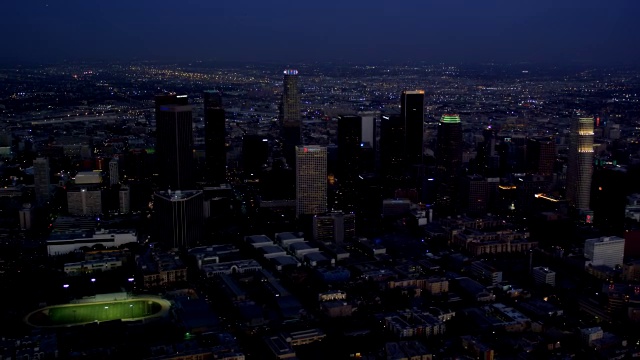 洛杉矶市区(DTLA)南部和东部的夜间鸟瞰图，RED R3D 4K视频素材