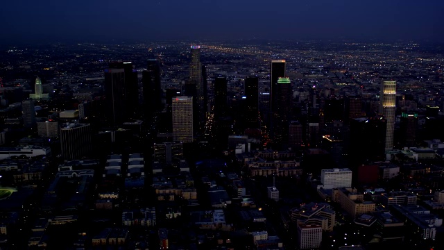 洛杉矶市中心(DTLA)的夜间鸟瞰图向东看，红色R3D 4K视频下载