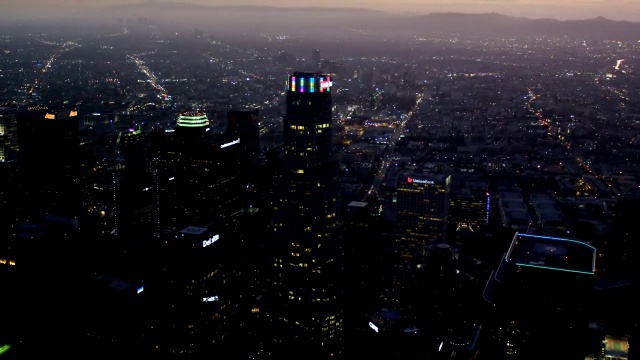 洛杉矶市中心(DTLA)摩天大楼的鸟瞰图，向西望向大海和好莱坞山视频下载