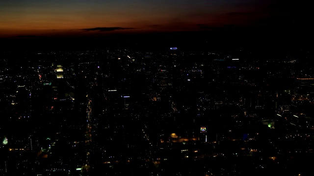 洛杉矶市中心(DTLA)的夜间鸟瞰图，在最后的光，向西看视频素材