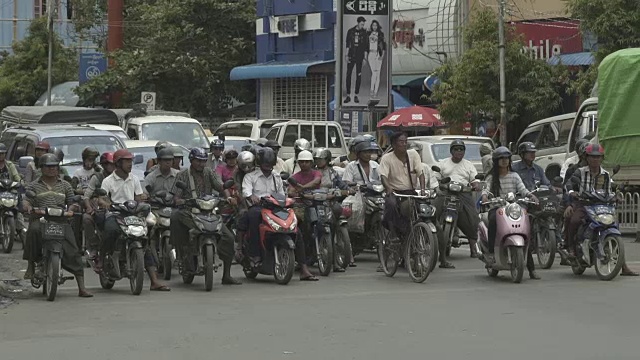 在缅甸曼德勒市中心，有摩托车，交通十分拥挤视频素材