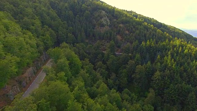 无人机航拍拍摄了蒙塞尼自然保护区林地之间美丽的山路。4 k UHD。视频素材