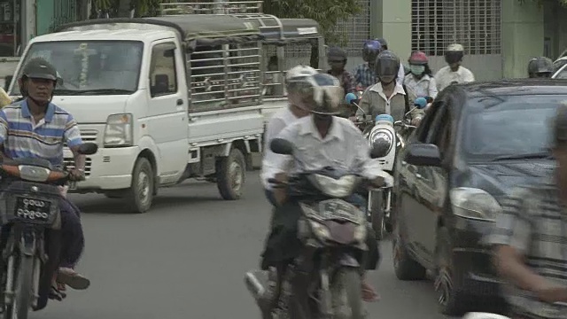 在缅甸曼德勒市中心，有摩托车，交通十分拥挤视频素材