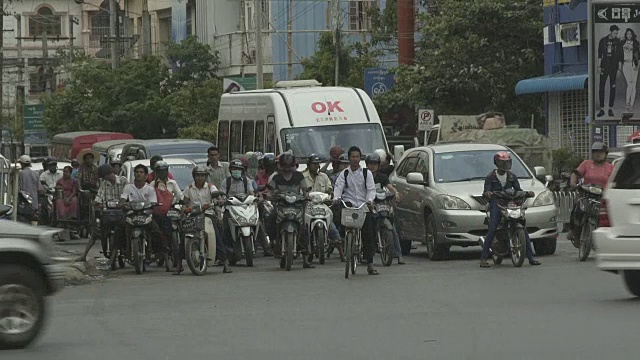 在缅甸曼德勒市中心，有摩托车，交通十分拥挤视频素材