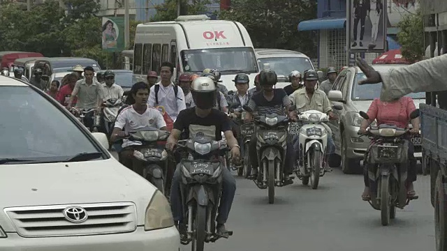 在缅甸曼德勒市中心，有摩托车，交通十分拥挤视频素材