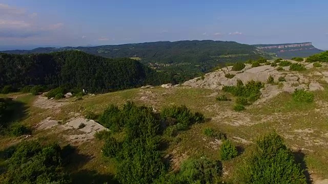 无人机拍摄的自然悬崖山脉与美丽的风景在塔弗泰山脉，一个垂直的山与惊人的景色。英国UHD。视频素材