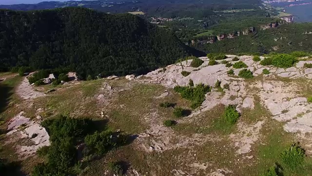 无人机拍摄的自然悬崖山脉与美丽的风景在塔弗泰山脉，一个垂直的山与惊人的景色。英国UHD。视频素材