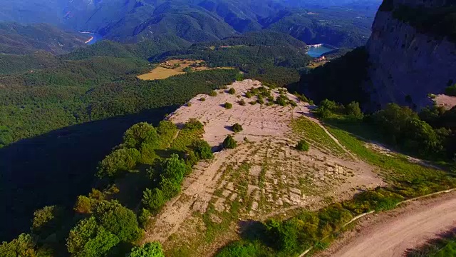 无人机拍摄的自然悬崖山脉与美丽的风景在塔弗泰山脉，一个垂直的山与惊人的景色。英国UHD。视频素材