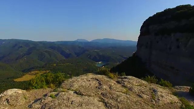 无人机拍摄的自然悬崖山脉与美丽的风景在塔弗泰山脉，一个垂直的山与惊人的景色。英国UHD。视频素材