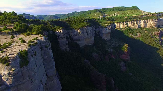 无人机拍摄的空中镜头记录了天然悬崖山脉的美丽风景，在Tavertet山脉，一个有着惊人景色的垂直山丘。英国UHD。视频素材