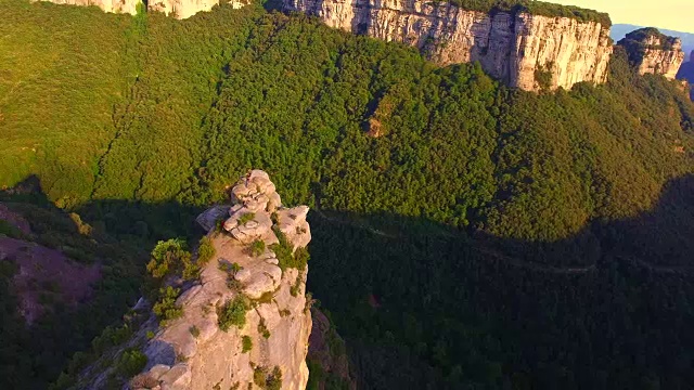 无人机拍摄的自然悬崖山脉与美丽的风景在塔弗泰山脉，一个垂直的山与惊人的景色。英国UHD。视频素材