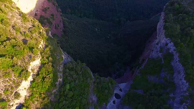 无人机拍摄的自然悬崖山脉与美丽的风景在塔弗泰山脉，一个垂直的山与惊人的景色。英国UHD。视频素材