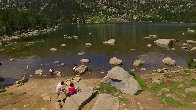 在夏天，无人机在加泰罗尼亚比利牛斯山脉美丽的湖泊上空拍摄的航拍镜头。4 k UHD。视频素材