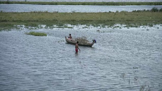 在缅甸的同塔曼湖，和当地渔民在一起视频素材