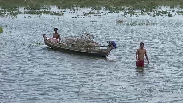 图为缅甸同塔曼湖当地渔民视频素材